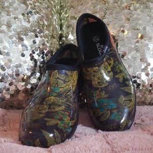 Slip on waterproof shoes